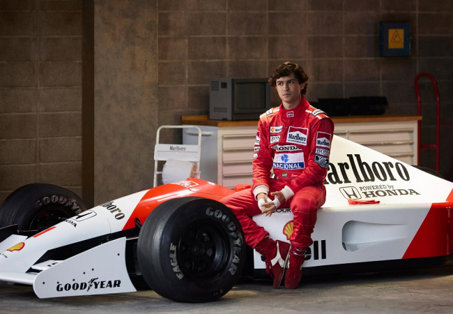 Gabriel Leone caracterizado como Ayrton Senna para a série sobre o piloto