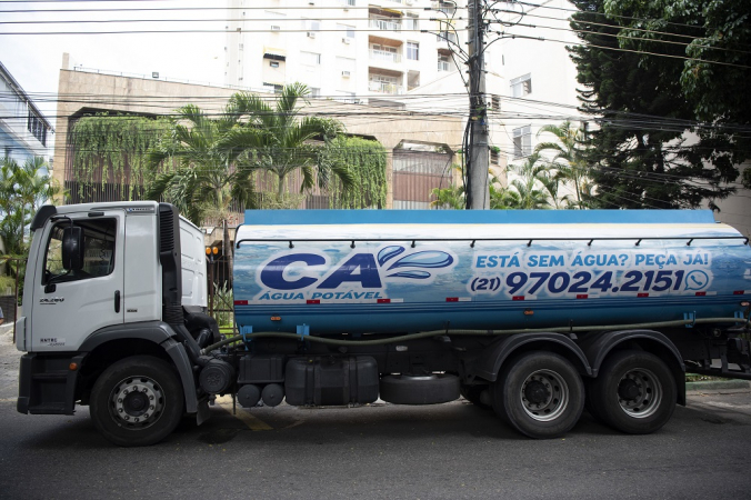 Condominios no bairro da Tijuca e Maracanã são obrigados a contratar caminhões pipa em meio a falta d'agua, Sedcon e Procon investigam preços abusivos pelo serviço no Rio de Janeiro