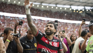 Gabigol sauda a torcida do Flamengo após fazer seu último jogo com a camisa do clube