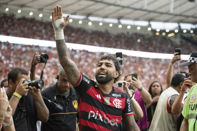 Gabigol sauda a torcida do Flamengo após fazer seu último jogo com a camisa do clube