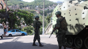 Polícia realizou perícia na casa onde foi dito que partiu tiro que matou comandante de mar e guerra no Lins