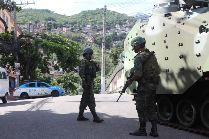 Polícia realizou perícia na casa onde foi dito que partiu tiro que matou comandante de mar e guerra no Lins