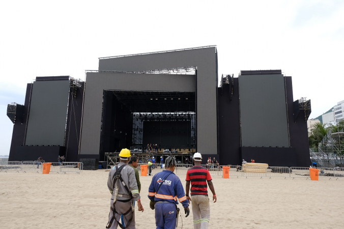 Montagem do palco de Réveillon em Copacabana, nesta sexta-feira (27)