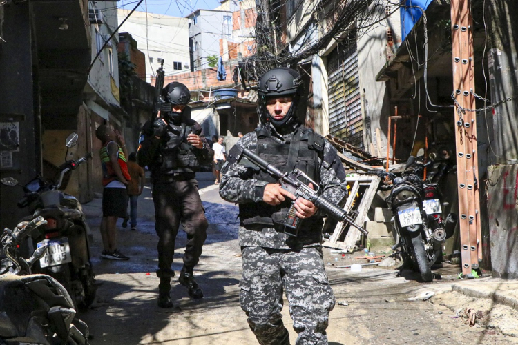 Polícia realiza operação na Rocinha para desmantelar rede de tráfico de drogas