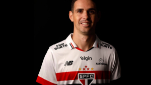 O meia Oscar veste novamente a camisa do São Paulo após 14 anos