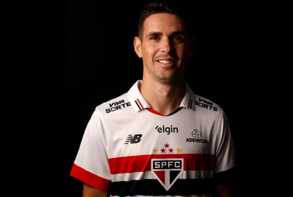 O meia Oscar veste novamente a camisa do São Paulo após 14 anos