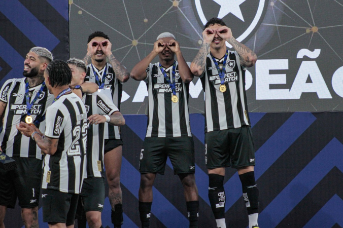 Jogadores do Botafogo comemoram o título do Campeonato Brasileiro 2024 após a vitória por 2 a 1 diante do São Paulo