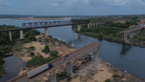 Imagem gravada por drone mostra rompimento na ponte