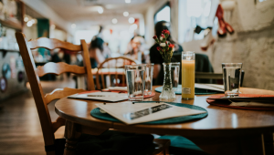 Mesa de restaurante vazia e com suco em cima em foco no local