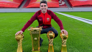 Oscar posa com os troféus que conquistou no Shanghai Port