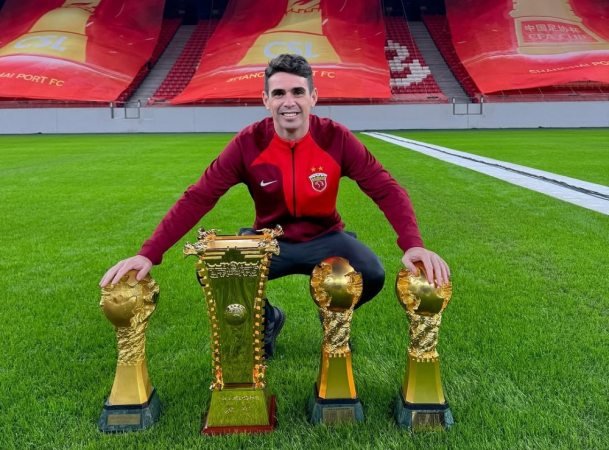 Oscar posa com os troféus que conquistou no Shanghai Port