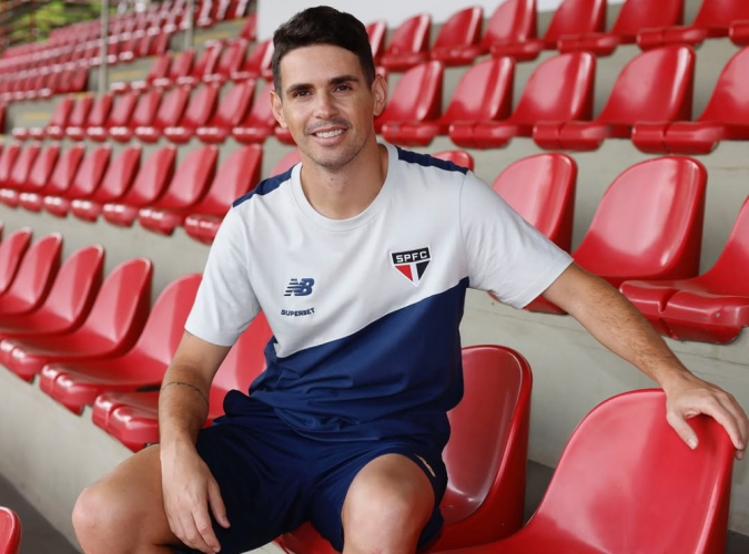 Oscar recebe a camisa 8 em seu retorno ao São Paulo