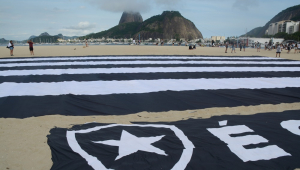 Torcida do Botafogo se reúne para receber a equipe e comemorar a conquista do título da Copa Libertadores