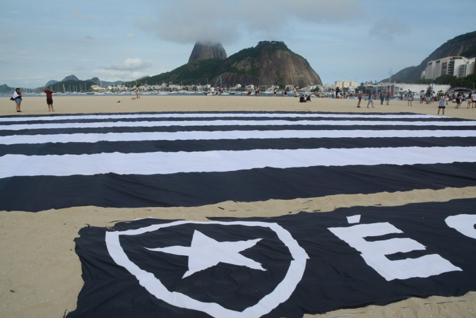 Torcida do Botafogo se reúne para receber a equipe e comemorar a conquista do título da Copa Libertadores