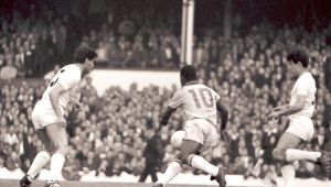 O jogador Pelé (camisa 10), do Brasil, passa por dois marcadores da violenta zaga da seleção da Bulgária, em jogo disputado no Goodison Park, em Liverpool, durante a Copa do Mundo da Inglaterra