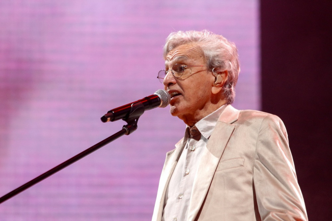 Caetano Veloso no palco montado na Allianz Parque, na zona oeste da capital paulista, em show que fez com Maria Bethânia