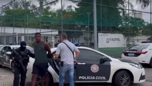 O miliciano Zulu chega à Cidade da Polícia após ser capturado