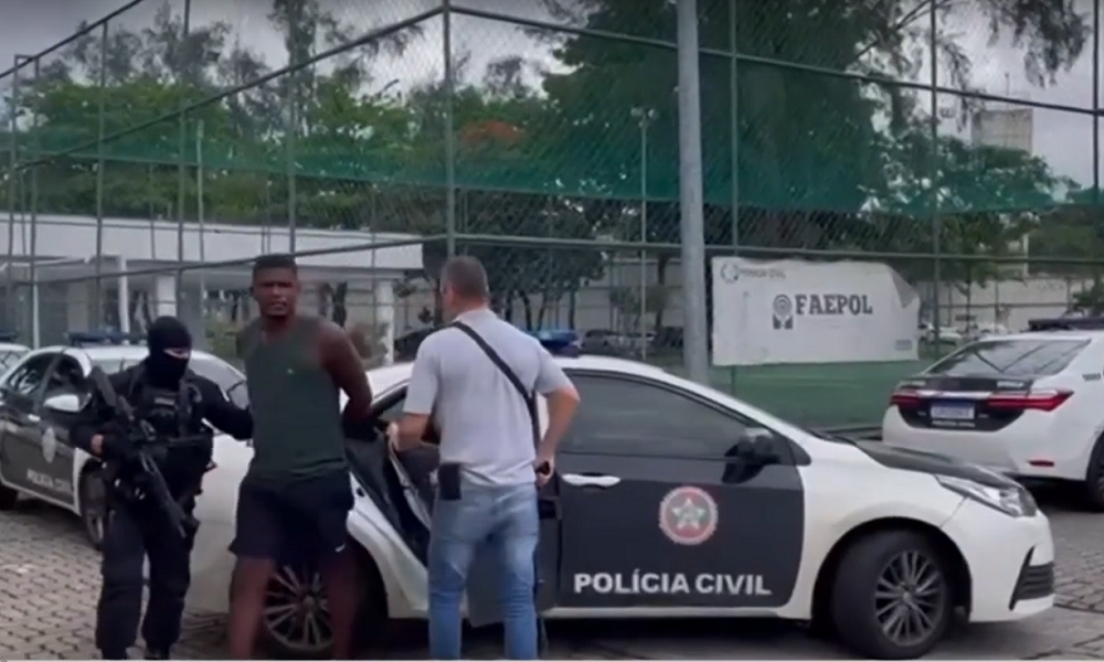 O miliciano Zulu chega à Cidade da Polícia após ser capturado