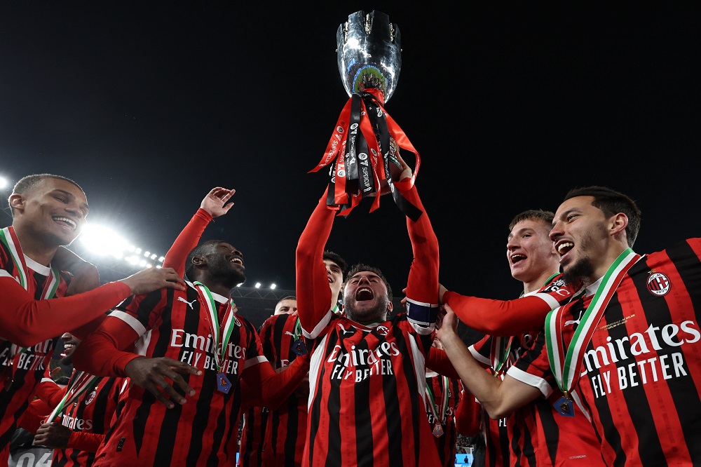 O defensor italiano do Milan, Davide Calabria (#2), carrega o troféu enquanto ele e seus companheiros de equipe comemoram com os torcedores após vencerem a final da Supercopa da Itália contra a Inter de Milão,