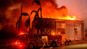 Agência do Bank of America completamente em chamas na avenida Lake durante o incêndio Eaton na área de Altadena