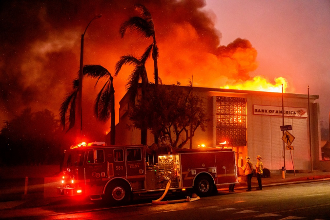 Agência do Bank of America completamente em chamas na avenida Lake durante o incêndio Eaton na área de Altadena