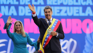 O líder chavista Nicolás Maduro cumprimenta seus seguidores ao lado de sua esposa, Cilia Flores