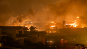 Ventos fortes alimentam vários incêndios na área de Los Angeles