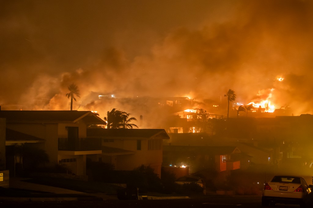 Ventos fortes alimentam vários incêndios na área de Los Angeles