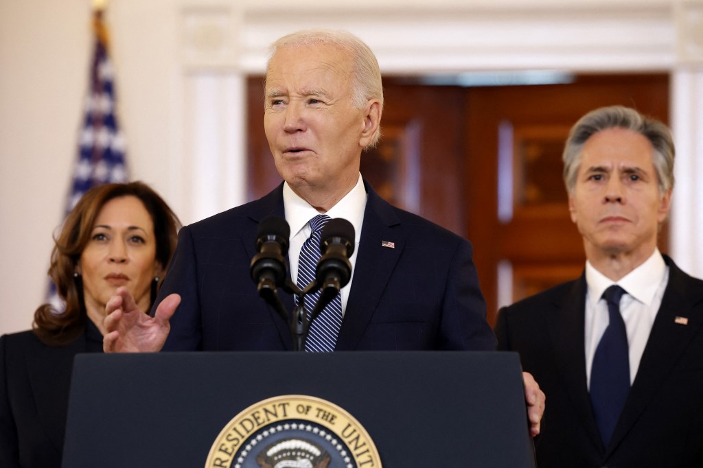 WASHINGTON, DC - 15 DE JANEIRO: O presidente dos EUA, Joe Biden (C), faz comentários sobre o acordo de cessar-fogo recentemente anunciado entre Israel e o Hamas