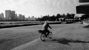 Foto artística de homem pedalando em gramado