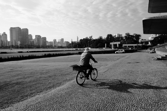 Foto artística de homem pedalando em gramado