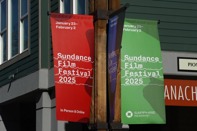 Gli striscioni pendono dai lampioni di Old Main Street il giorno prima dell'inizio del Sundance Film Festival 2025