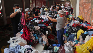 Pessoas classificam algumas roupas doadas para os deslocados pela violência no Catatumbo