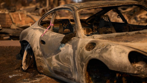 carro está marcado com uma fita rosa, indicando que foi inspecionado pelos bombeiros durante o incêndio florestal em Palisades, no bairro de Pacific Palisades, em Los Angeles