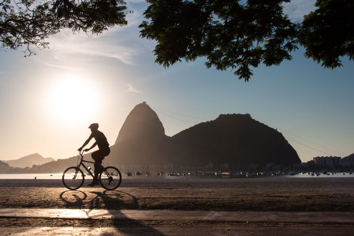 O Brasil tem diversos locais em que é possível se divertir pedalando 