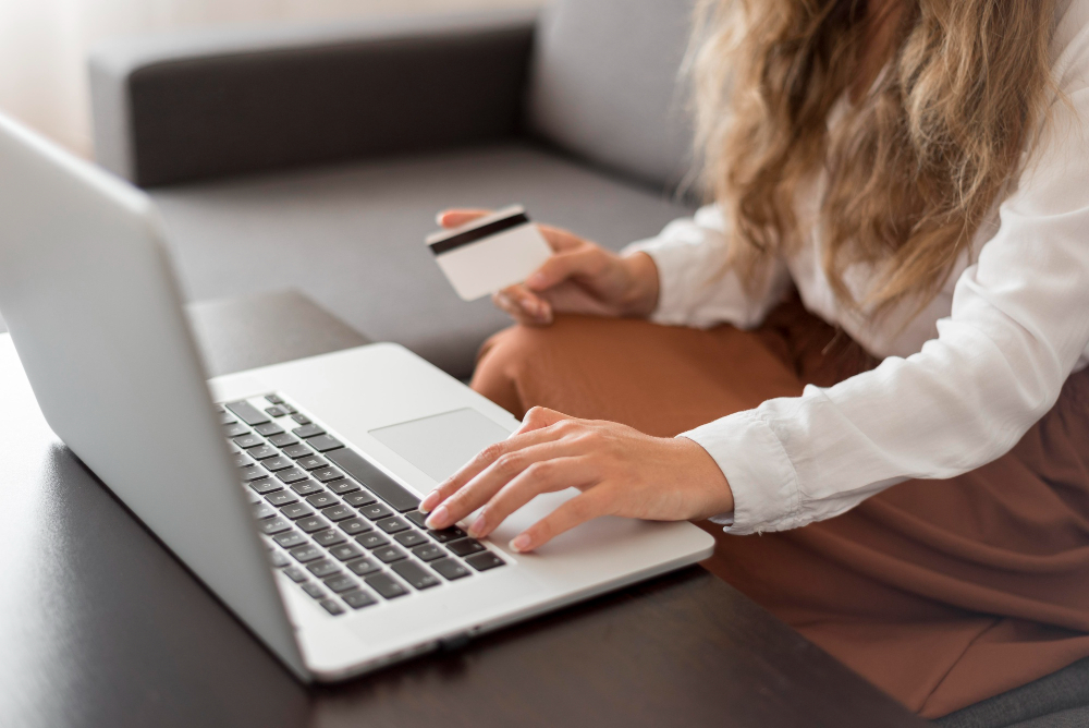 Mulher adulta pronta para comprar online com cartão de crédito