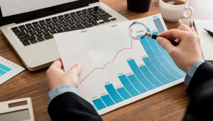 Empresário analisando gráfico de crescimento no escritório