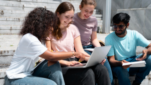 Jovens estudam juntos para exame da faculdade