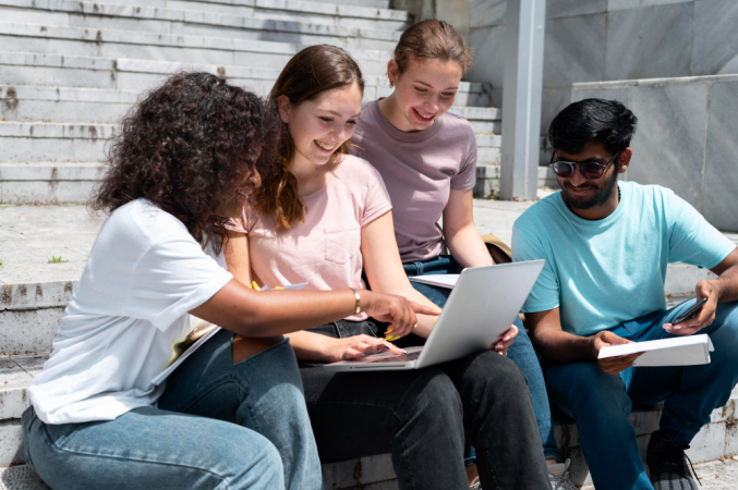 Jovens estudam juntos para exame da faculdade