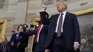 O presidente Donald Trump, ao centro, gesticula enquanto é acompanhado no palco pelo vice-presidente JD Vance após tomar posse como o 47º presidente dos Estados Unidos