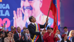 O líder chavista Nicolás Maduro agita uma bandeira em um ato nesta sexta-feira, em Caracas