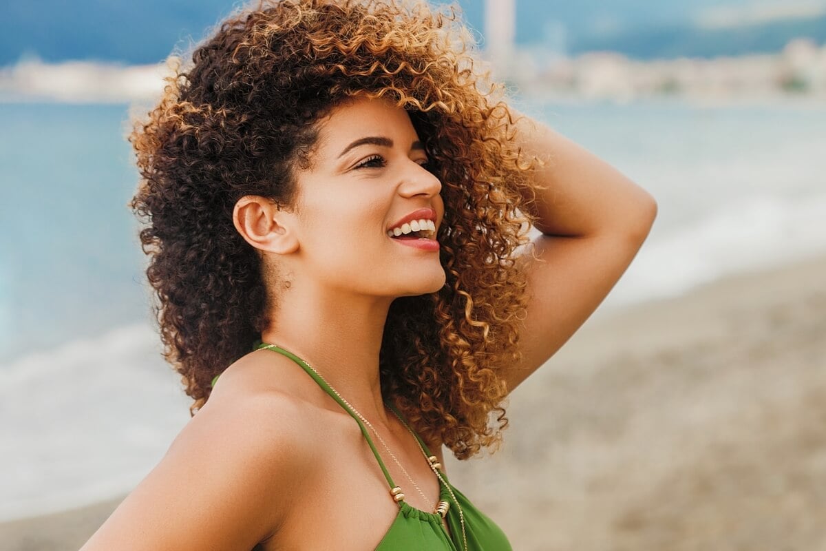 Cuidados simples com os cabelos durante o verão evita danos 