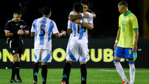 Jogadores da Argentina comemoram a vitória nesta sexta-feira, em partida do grupo B do Campeonato Sul-Americano Sub-20 entre as seleções de Brasil e Argentina, no estádio Polideportivo Misael Delgado, em Valência