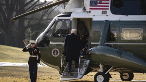 O presidente dos EUA, Donald Trump, embarca no Marine One no gramado sul da Casa Branca antes de seguir para Los Angeles para inspecionar os danos causados por incêndios florestais, após visitar a Carolina do Norte,