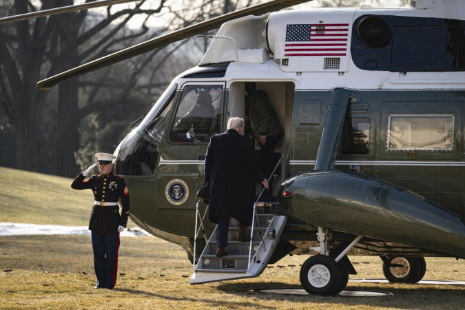 O presidente dos EUA, Donald Trump, embarca no Marine One no gramado sul da Casa Branca antes de seguir para Los Angeles para inspecionar os danos causados por incêndios florestais, após visitar a Carolina do Norte,