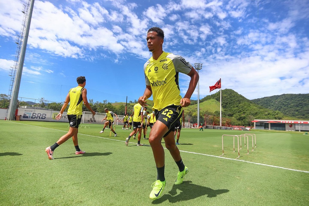 O atacante Carlinhos durante treino do Flamengo