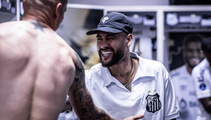 Neymar visita o vestiário do Santos