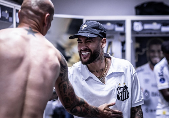 Neymar visita o vestiário do Santos