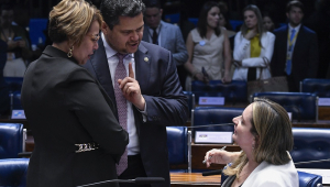 As senadoras suplentes Jussara Lima (à esq.) e Augusta Brito (sentada) conversam com Davi Alcolumbre, candidato à presidência da Casa