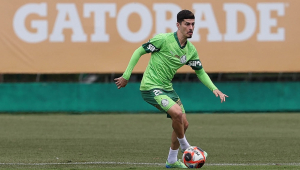 O jogador Rômulo, da SE Palmeiras, durante treinamento, na Academia de Futebol.